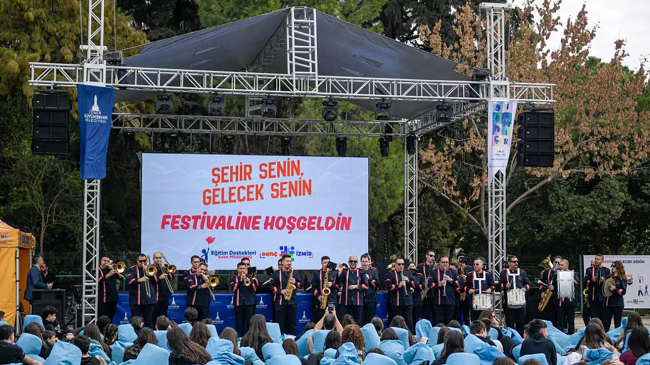 İzmir'de üniversite yaşamına hoş geldin festivali coşku dolu başladı