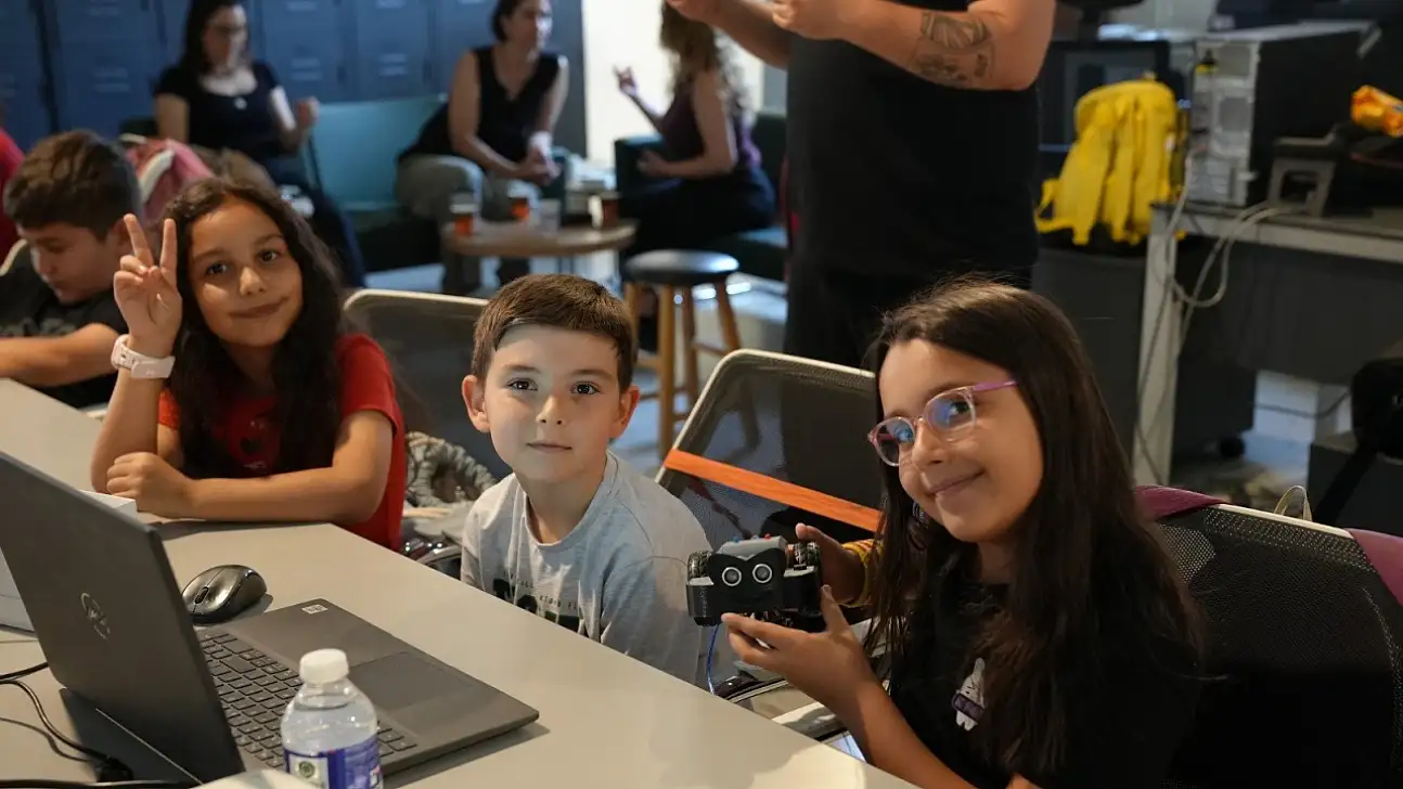 İzmirli çocuklar robotik teknolojiyle tanıştı