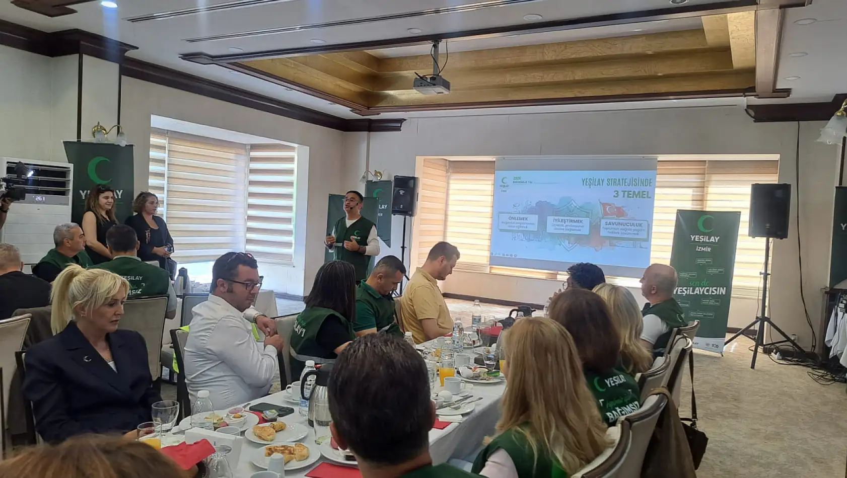 Yeşilay İzmir bağımlılığa karşı sahaya indi: 13 yeni merkez hizmete açıldı
