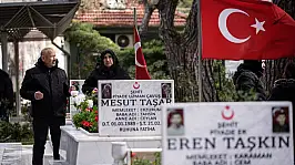 Bayram sabahı İzmir'de şehitlikte hüzün ve gurur buluştu