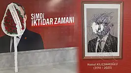 CHP İzmir İl Başkanlığı'nda fotoğraf savaşı: Kılıçdaroğlu tahrip edildi, Özel'in görseli çelenkle kapatıldı