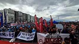 İzmir'de 1 Mayıs coşkusu Gündoğdu Meydanı'nda devleşti: Sokaklar emek sesli koroya dönüştü
