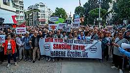 İzmir'de gazetecilerden 'Sansüre Hayır, Habere Özgürlük' yürüyüşü