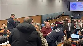 İzmir meclisi karıştı: Protesto ve arbede oturumu durdurdu