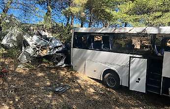 Aydın-İzmir Otoyolu'nda tur otobüsü ile midibüs çarpıştı ölü ve yaralılar var