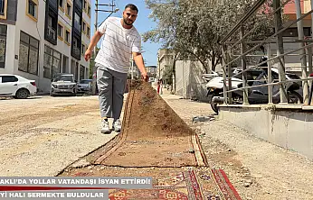 Bayraklı'da yollar vatandaşı isyan ettirdi! Çareyi halı sermekte buldular