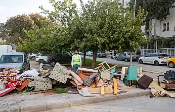 Buca Belediyesi'nden mobilya atığı uyarısı: 'Randevu alın, ekipler kapınıza gelsin'