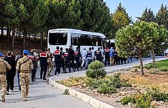 Çeşme Belediyesi'ne rüşvet operasyonu: Başkan yardımcısı ve 3 müdür vekili tutuklandı