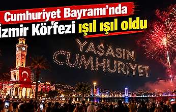 Cumhuriyet Bayramı'nda İzmir Körfezi ışıl ışıl oldu