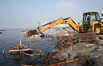 İzmir Büyükşehir Belediyesi Karşıyaka sahilindeki kaçak iskeleleri yıkmaya başladı