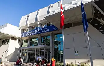 İzmir Büyükşehir Belediyesi'nde şehitler için bayraklar yarıya indirildi