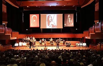 İzmir'de Barış Manço'ya duygu yüklü anma konseri
