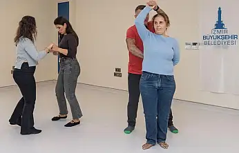 İzmir'de görme engelli bireyler dansla terapi atölyesinde ritmi keşfetti