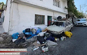 İzmir Konak'ta çöp ev tepkisi: 'Kokudan duramıyoruz'