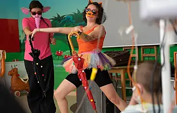 İzmir Şehir Tiyatroları'nın 'Sanat İyileştirir' projesi miniklerle buluştu