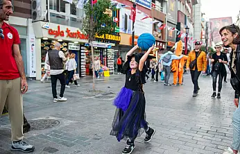 Karşıyaka çarşısında basketbol heyecanı: Hergele meydanına pota kuruldu