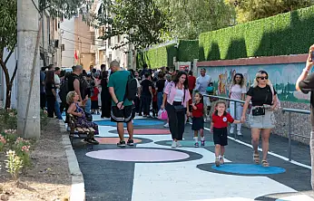 Konak'ta okul yolu çocuklar için renklendirildi