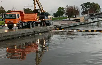 Kuvvetli sağanak İzmir'i etkiledi: Büyükşehir belediyesi tüm birimleriyle sahada