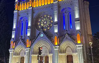 Nice'te mavi ve altın ışıklarla yükselen Sainte-Réparate Katedrali
