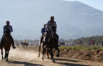Tire'de geleneksel rahvan at yarışları coşkuyla gerçekleşti