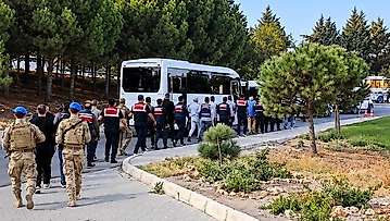 Çeşme Belediyesi'ne rüşvet operasyonu: Başkan yardımcısı ve 3 müdür vekili tutuklandı