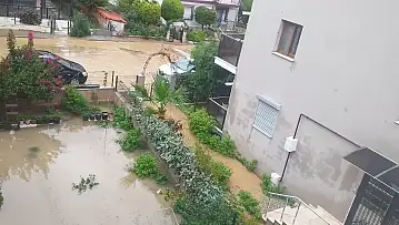 Foça'da sağanak yağış hayatı felç etti