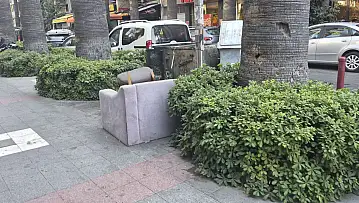 Konak'ta kötü koku ve atık eşya tepkisi