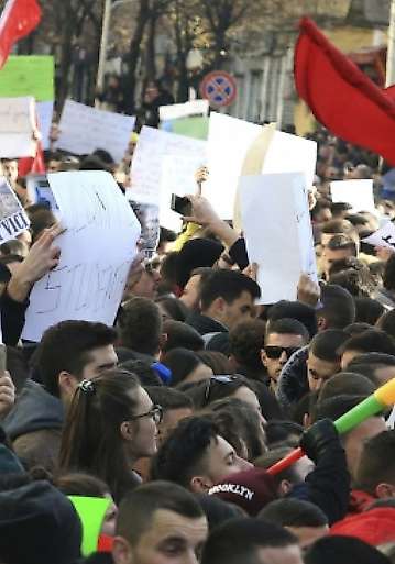 Arnavutluk'ta da öğrenci protestoları şiddetlendi: 23 gözaltı