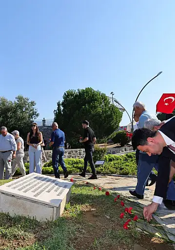 Bayraklı'da Madımak Anıtı önünde karanfil bırakıldı