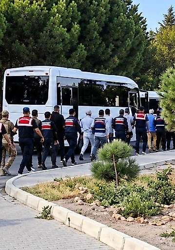 Çeşme Belediyesi'ne rüşvet operasyonu: Başkan yardımcısı ve 3 müdür vekili tutuklandı