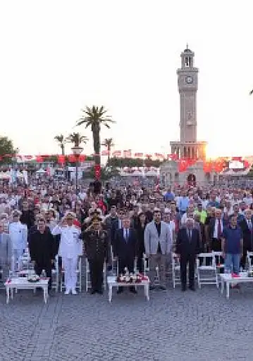 İzmir'de 15 Temmuz anmasına yoğun katılım