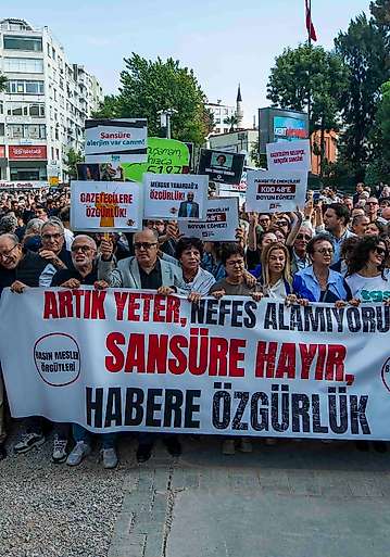 İzmir'de gazetecilerden 'Sansüre Hayır, Habere Özgürlük' yürüyüşü