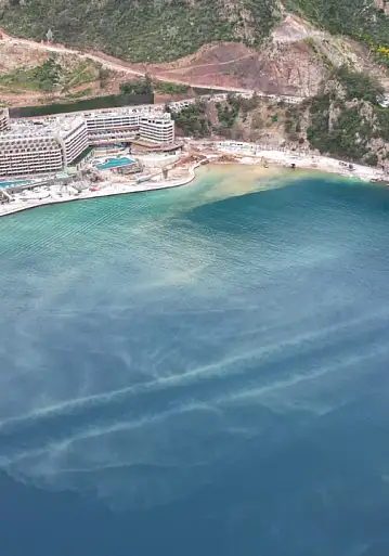 Marmaris'te milli park sınırları içinde denizi kepçelerle yağmalıyorlar