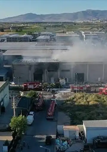 Menemen'de korkutan yangın: itfaiyenin müdahalesi sürüyor