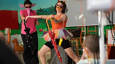 İzmir Şehir Tiyatroları'nın 'Sanat İyileştirir' projesi miniklerle buluştu