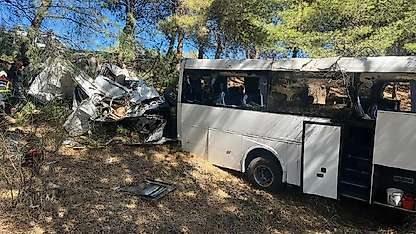 Aydın-İzmir Otoyolu'nda tur otobüsü ile midibüs çarpıştı ölü ve yaralılar var