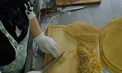 Ayvalık'ta kadın emeğiyle üretilen doğal erişteler satışa sunuldu