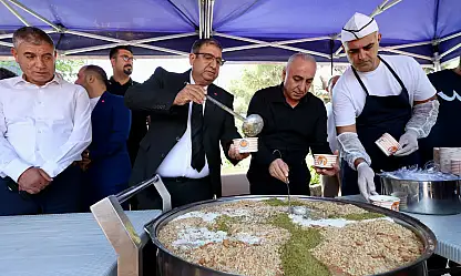 Buca'da geleneksel aşure bereketi paylaşıldı