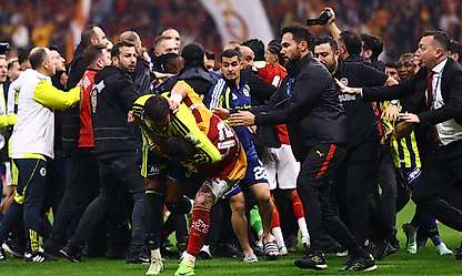 Derbi sonrası saha karıştı