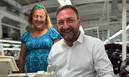 Dikiş makinesinin başına geçti, ekonomiyi eleştirdi