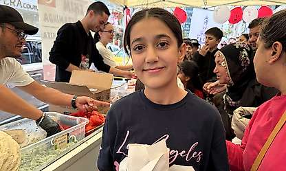 Dönerci çift 29 Ekim geleneğini sürdürüyor: Çocuklara ücretsiz döner ve ayran ikramı