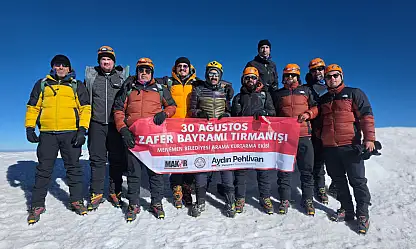 Eksi 20 derece, 60 km rüzgar! Zirvede büyük gurur