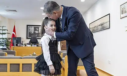 İzmir Büyükşehir Belediye Başkanı Cemil Tugay, 7 yaşındaki Meryem Esila Şen'i makamında ağırladı
