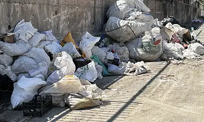İzmir'de vatandaşların 'çöp' isyanı: 'Bari bayramda temizleyin'