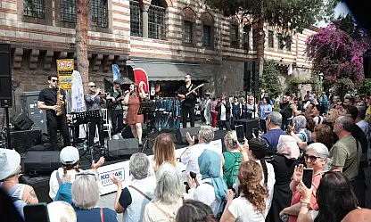 Tarihi Kemeraltı sokaklarında şenlik coşkusu