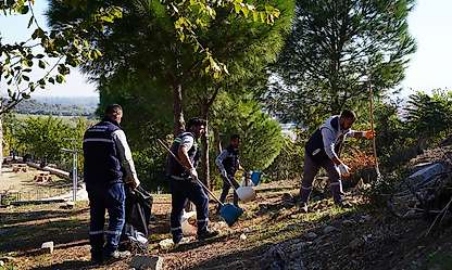 Tire'de çevre temizliğine belediye ve ALPLA çalışanlarından ortak destek