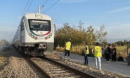 Tren ile traktör çarpıştı: 2 yaralı