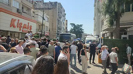 Başkanlar hastaneye sevk edilirken vatandaşlar akın etti