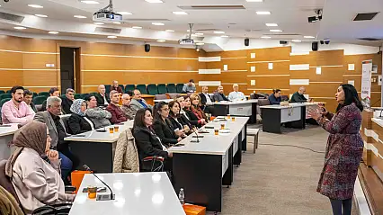 Bornova'da muhtarlar akademisi sona erdi: Dijital dönüşüm ve eğitim vurgusu