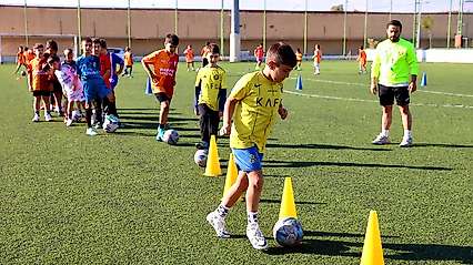 Buca'da ücretsiz futbol kurslarına yoğun ilgi: Minikler sahada geleceğe hazırlanıyor